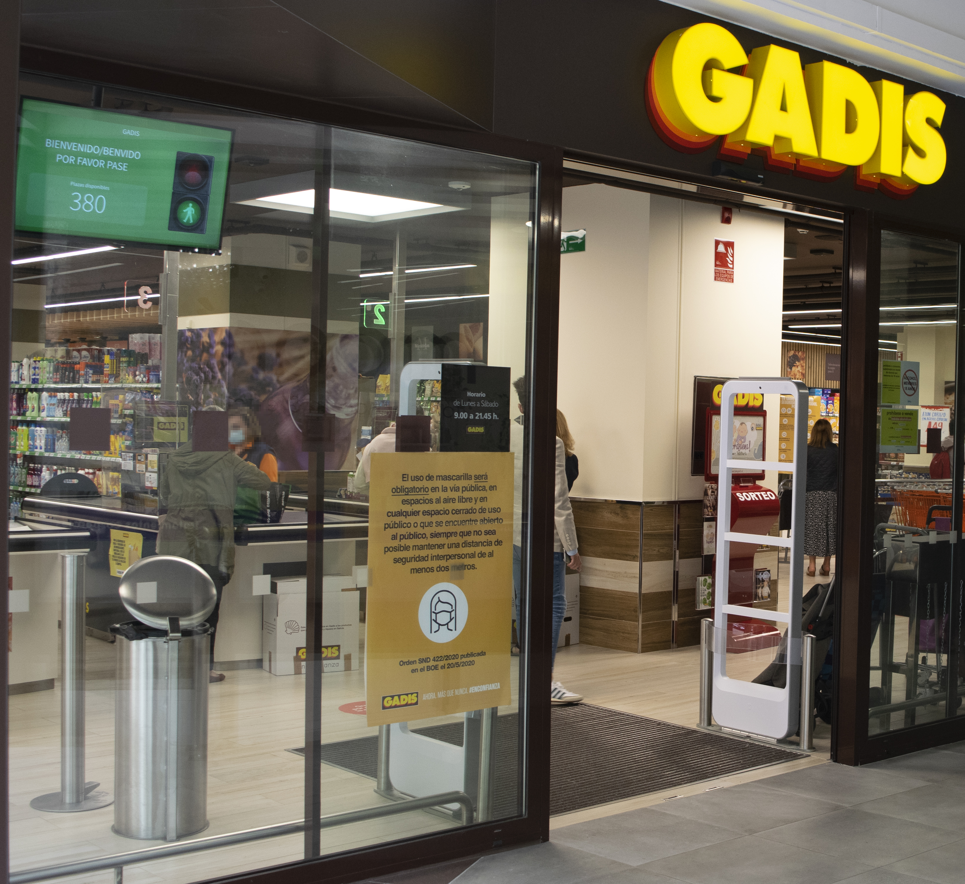 REFORZAMOS LA SEGURIDAD EN LOS SUPERMERCADOS INSTALANDO UN INNOVADOR SISTEMA DE CONTROL DE AFORO REFORZAMOS LA SEGURIDAD EN LOS SUPERMERCADOS INSTALANDO UN INNOVADOR SISTEMA DE CONTROL DE AFORO