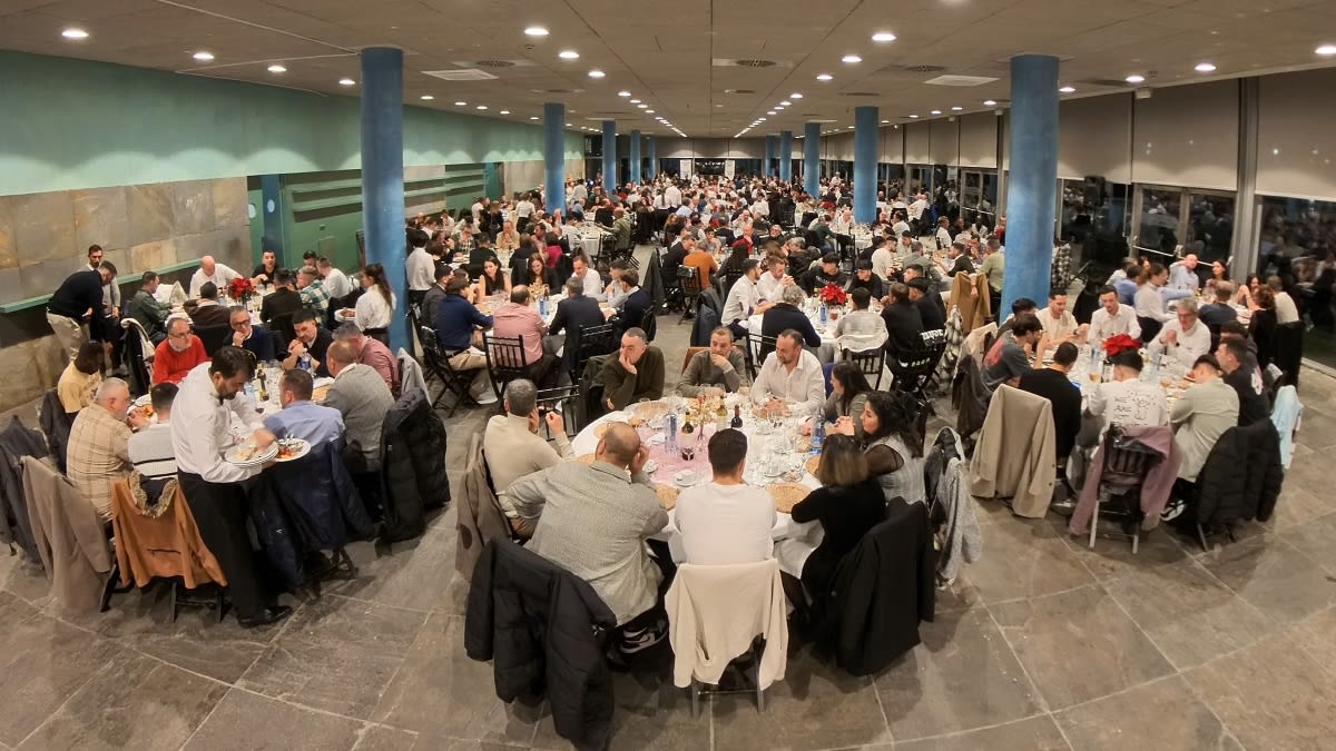 Imagen noticia REUNIMOS A MÁS DE 430 TRABAJADORES DE LAS OFICINAS CENTRALES Y DEL ALMACÉN EN LA CENA DE NAVIDAD
