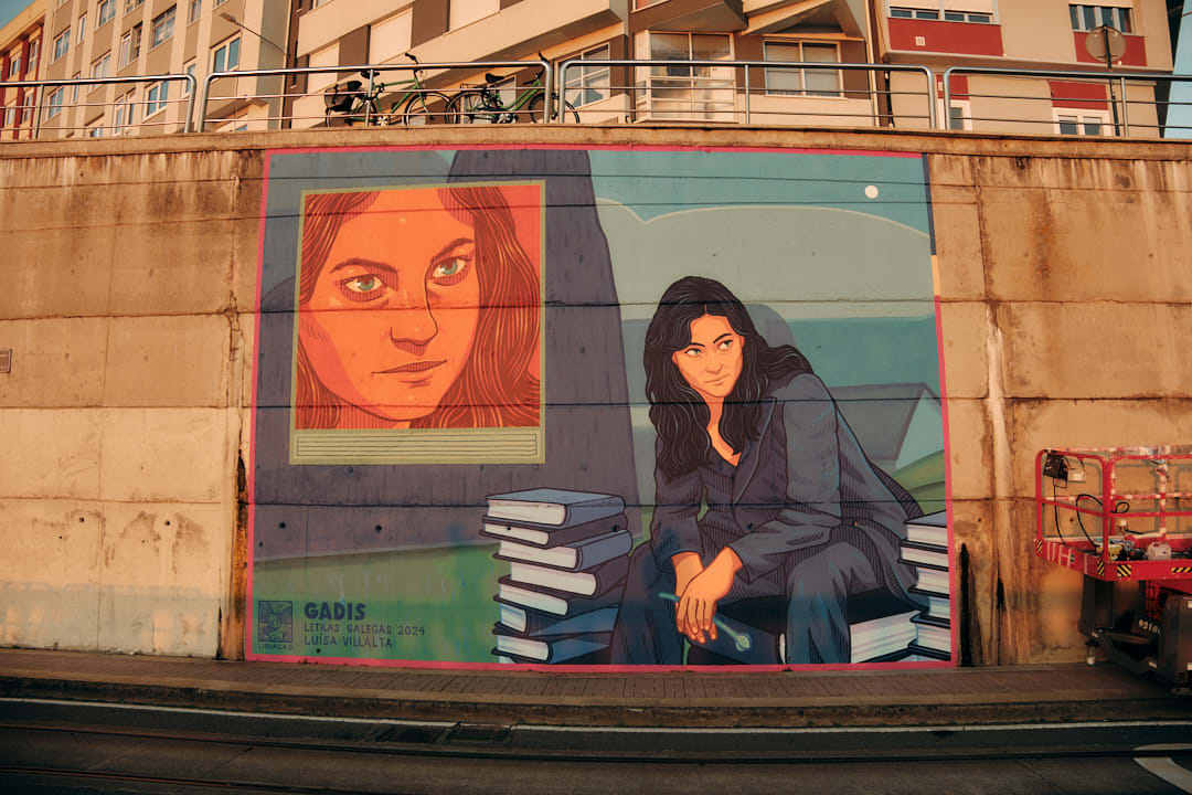 Imagen noticia NUESTRO MURAL DEDICADO A LUÍSA VILLALTA YA MIRA AL MAR EN EL PASEO MARÍTIMO DE LA CORUÑA